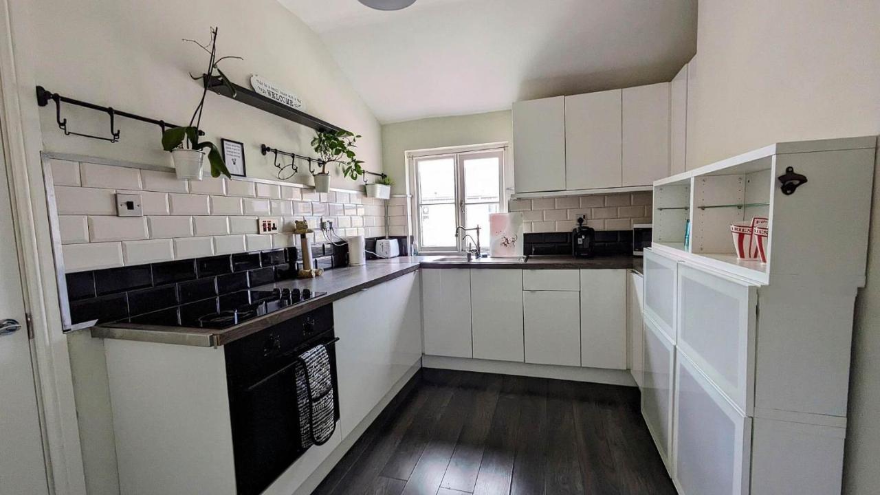 Converted Railway Cottage Swindon Esterno foto