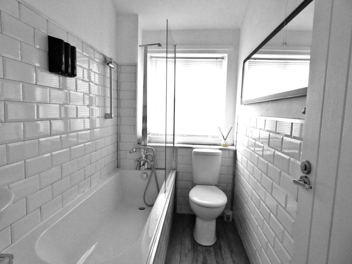 Converted Railway Cottage Swindon Esterno foto