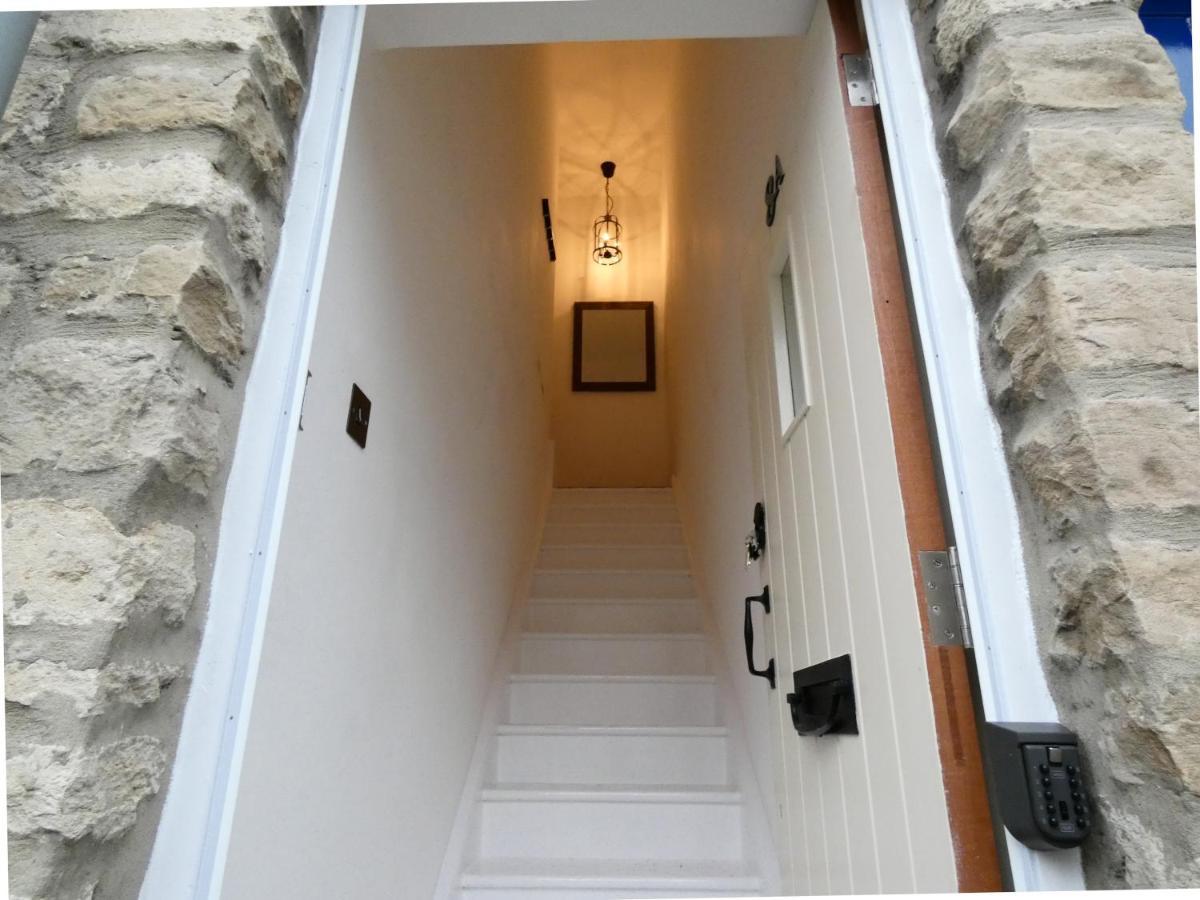 Converted Railway Cottage Swindon Esterno foto